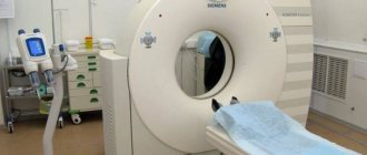 Компьютерный томограф и инъекционная система для болюсного введения контраста (на фото слева)