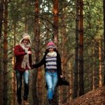парень и девушка гуляют в лесу